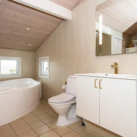 Three-bedroom Holiday In Henne 2 *